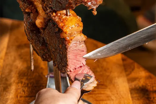 Gaucho cortando carne en A Fazenda